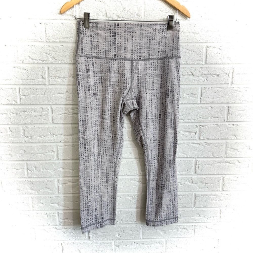 Lululemon Wunder Under Crop (High-Rise) *Luxtreme 21"
Action Jacquard Size 8